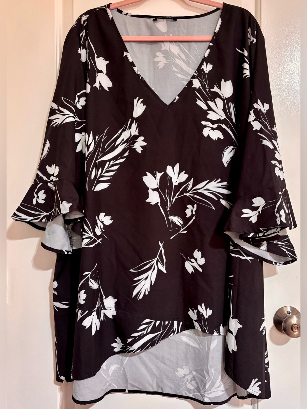 🖤 BloomChic Black and White Floral Top